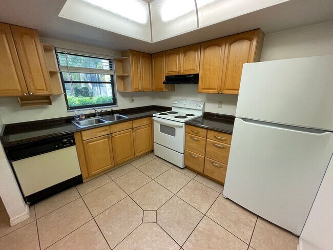 Building Photo - ANNUAL RENTAL - 2 BED / 2 BATH IN PINE HAVEN!