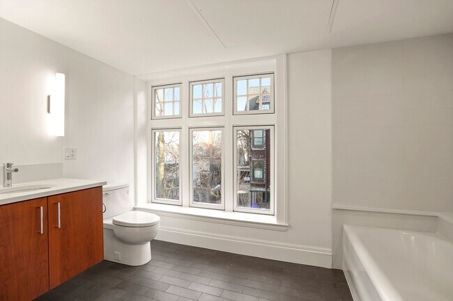 Building Photo - 165 Winthrop Rd