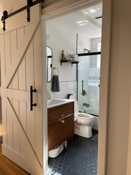 Bathroom - 93 Erie St