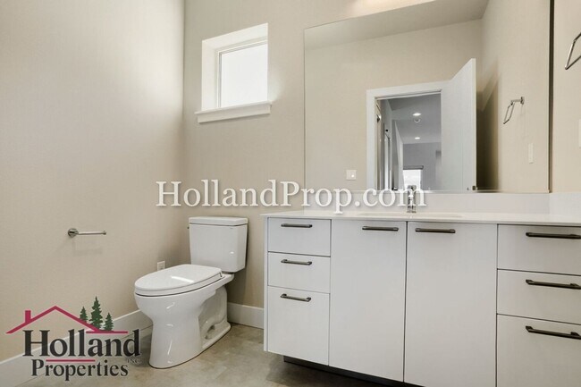 Building Photo - Spacious, Energy-Efficient Home in Reeds Crossing Near Parks & Trails