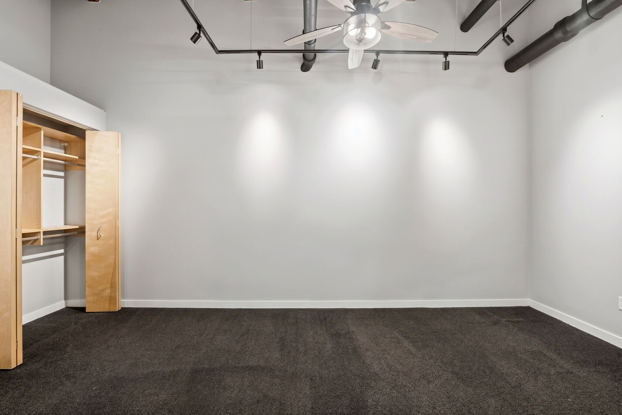 Building Photo - 1500 W Monroe St