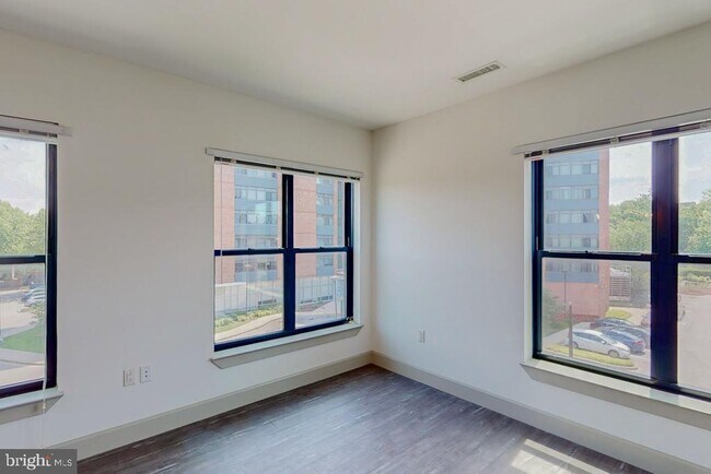 Building Photo - 303 McMechen St