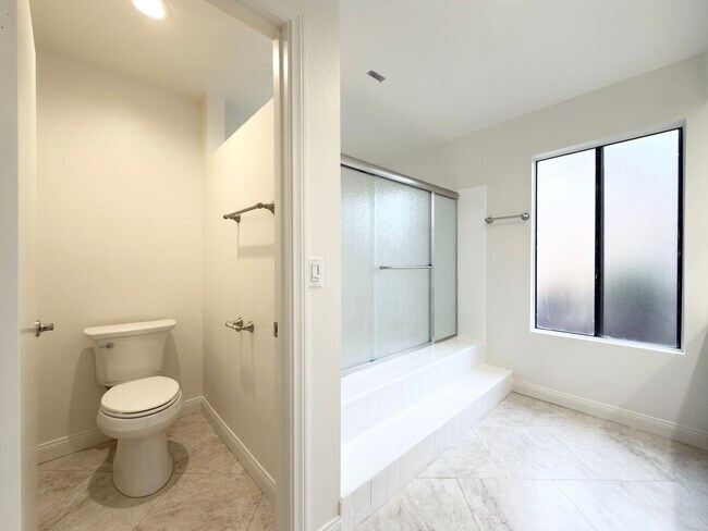 Building Photo - Centrally Located Single Level in Oceanside!