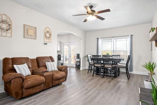 Building Photo - Pet Friendly Three Bedroom with Bonus!