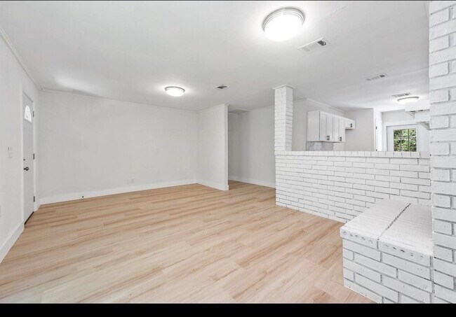 Building Photo - 1305 Winchester Dr