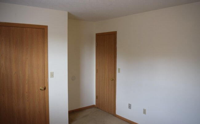 Building Photo - Spacious 3 bedroom, 2 bathroom duplex!