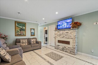 Building Photo - Fully Updated / Renovated  - Apartment