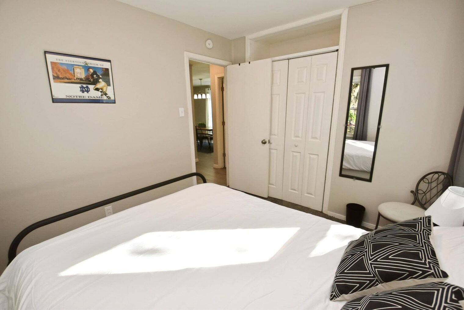 Building Photo - 815 N Twyckenham Dr