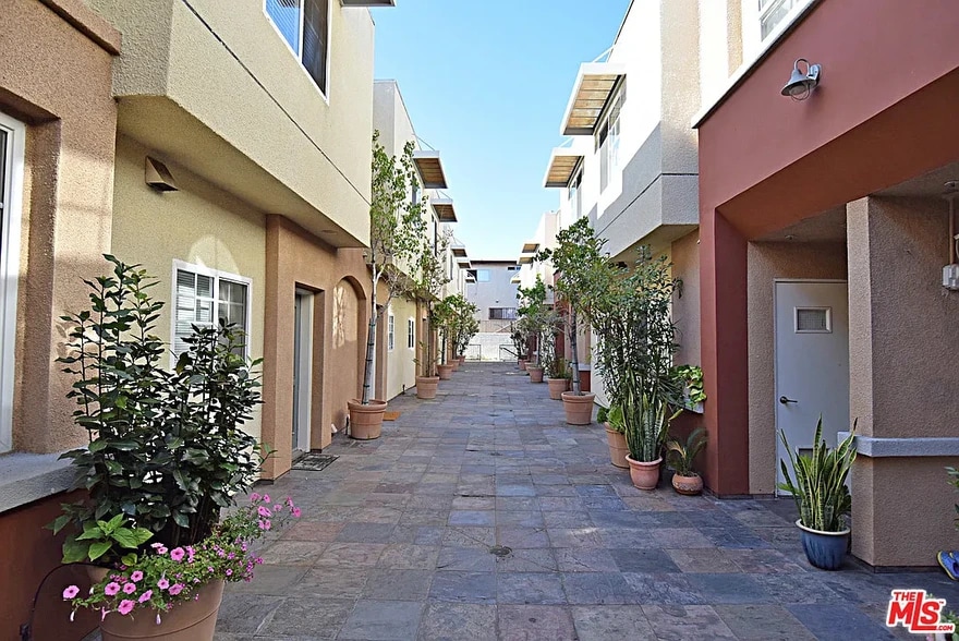 Building Photo - 532 N Mariposa Ave