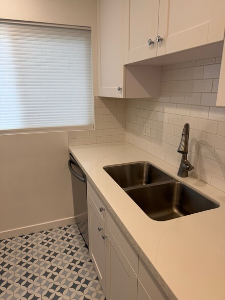 Building Photo - 2140 Beachwood Dr
