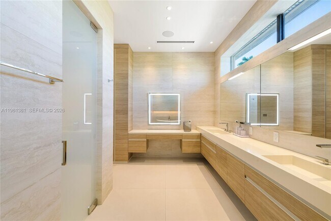 Building Photo - 707 NE 77th St