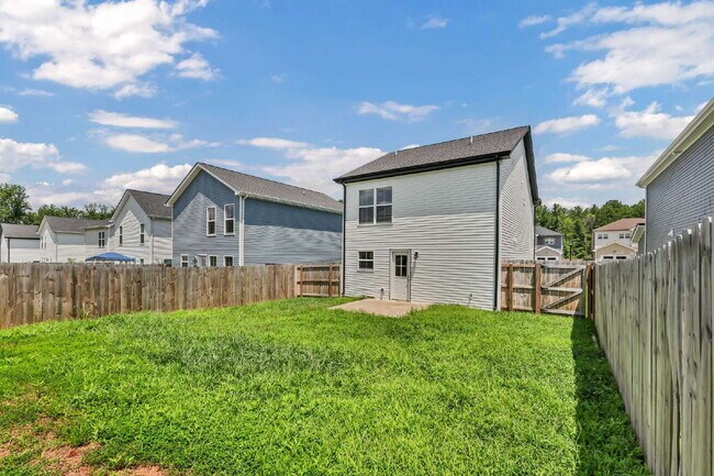 Building Photo - Beautiful 3-bed, 2.5-bath home with a bright, open floor plan.