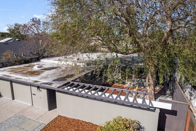 Building Photo - 729 Stendhal Ln