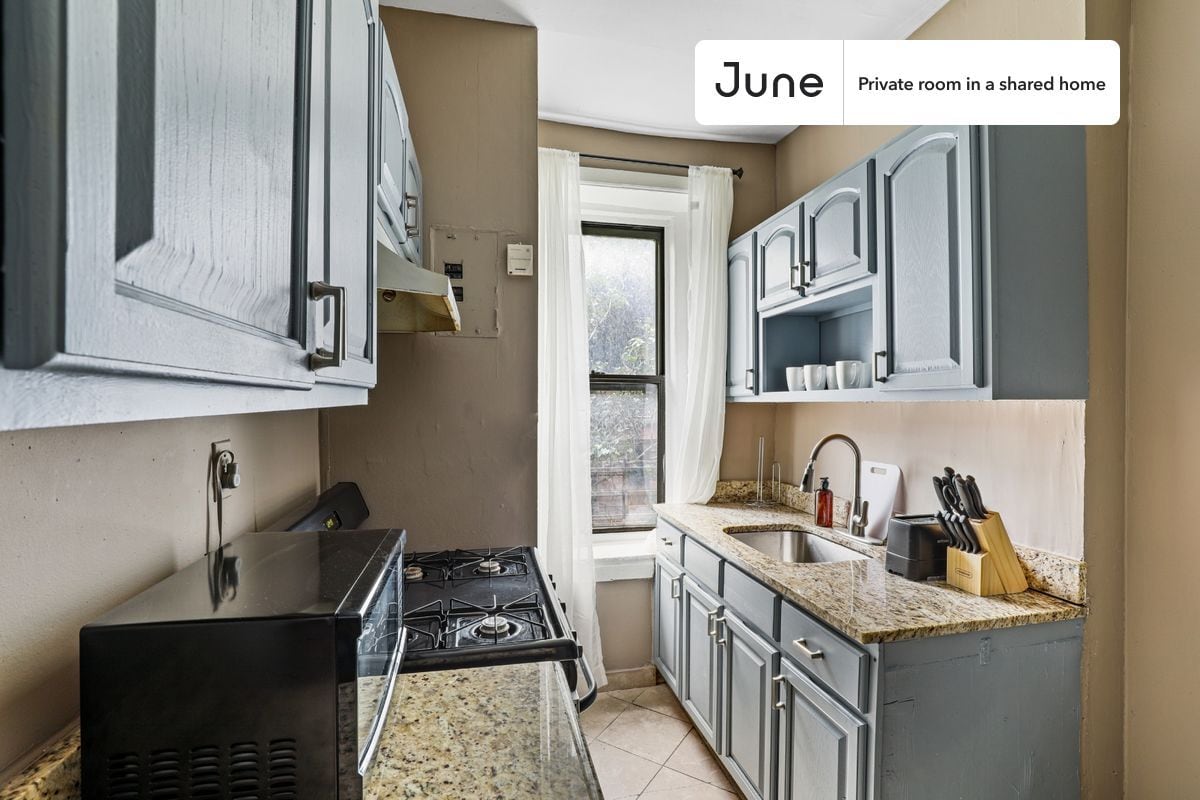 Building Photo - Room in Shared 4 bed/1 bath home