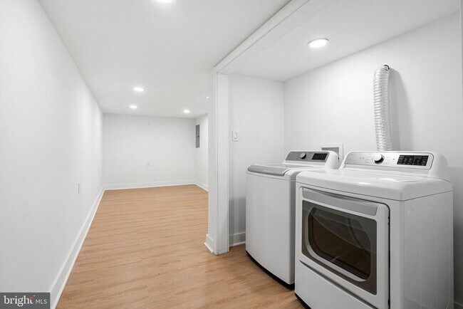 Building Photo - 2117 S Alden St