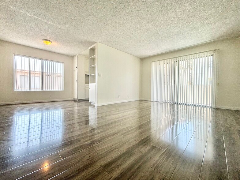 Primary Photo - 319 S Clark Dr