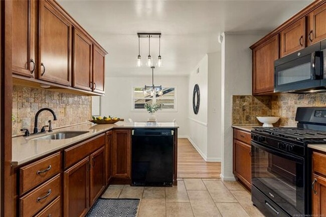 Building Photo - Beautifully Renovated 3-Bed, 2-Bath Home in Midtown Tulsa!