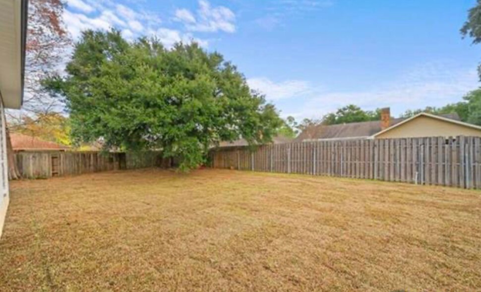 Building Photo - 14071 Woodland Ridge Ave