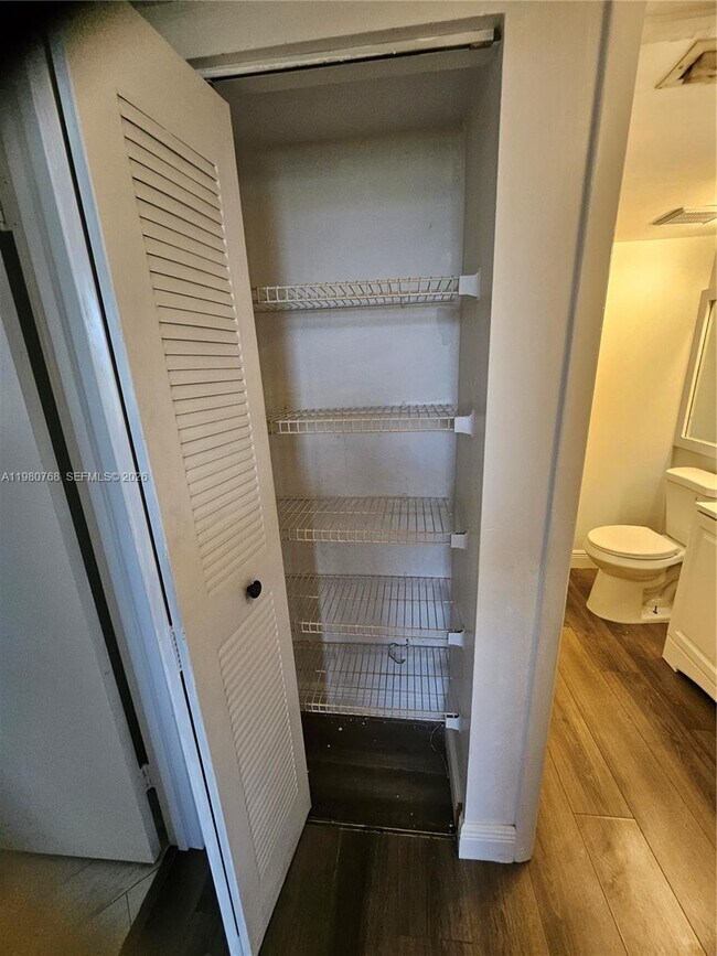 Building Photo - 216 Lake Pointe Dr