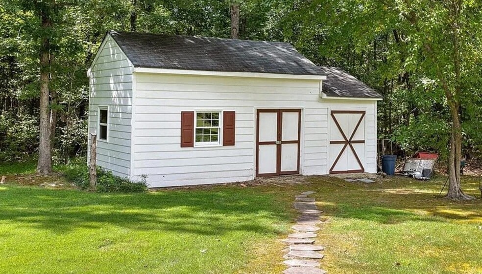 Building Photo - 814 Duck Pond Rd