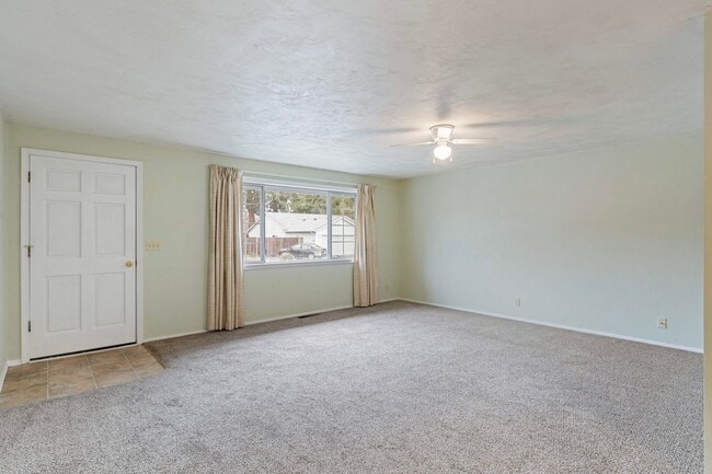 Building Photo - Large 2 bedroom 2 bathroom duplex with garage! $500 OFF YOUR FIRST MONTH’S RENT!