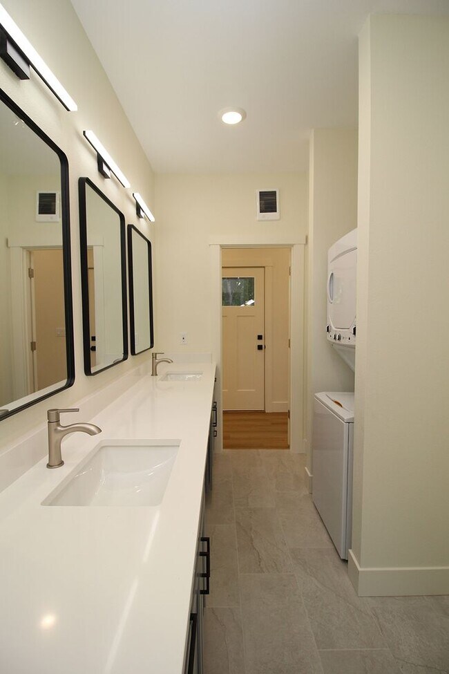 Building Photo - 4660-4660 SW Fairvale Ct