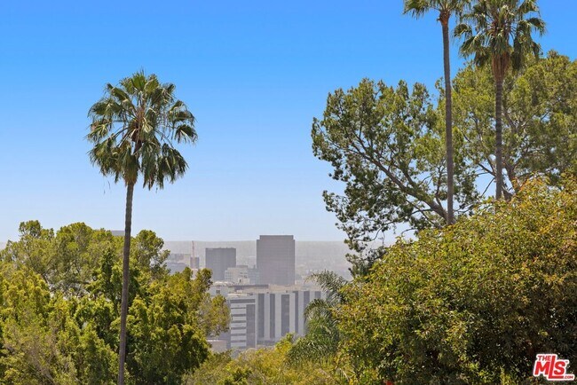 Building Photo - 1121 La Collina Dr