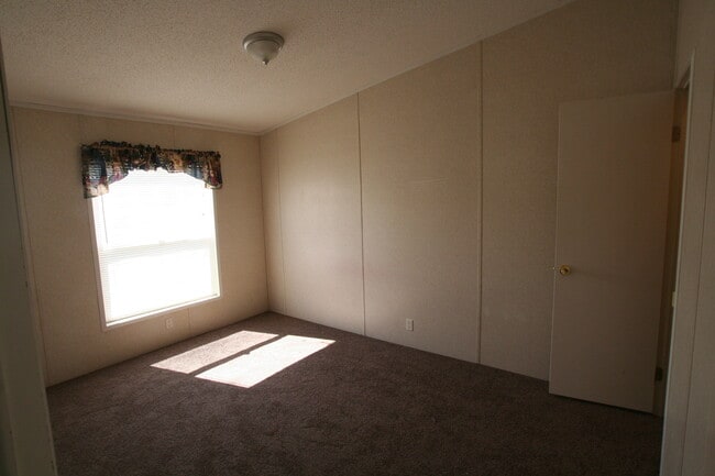Building Photo - 3 bedroom in centralized location