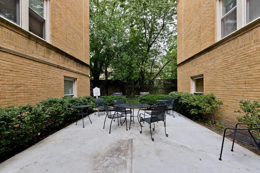 Building Photo - 4240 N Clarendon Ave