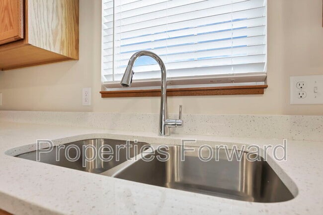 Building Photo - 3854 Elm St