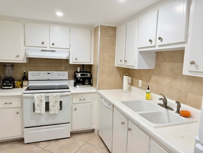 Building Photo - 5600 N Flagler Dr