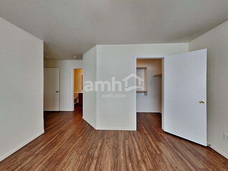 Building Photo - 15827 W Monroe St