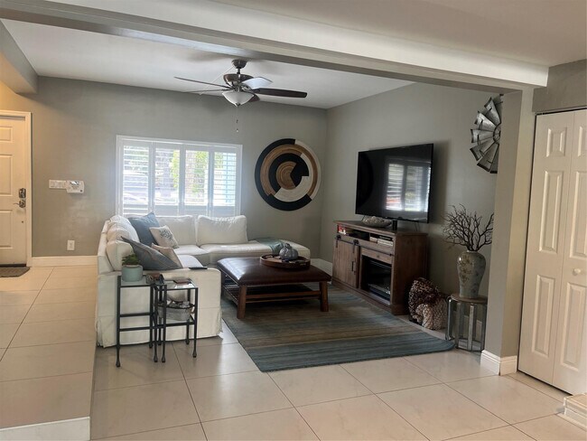 Building Photo - 2113 NE 44th St