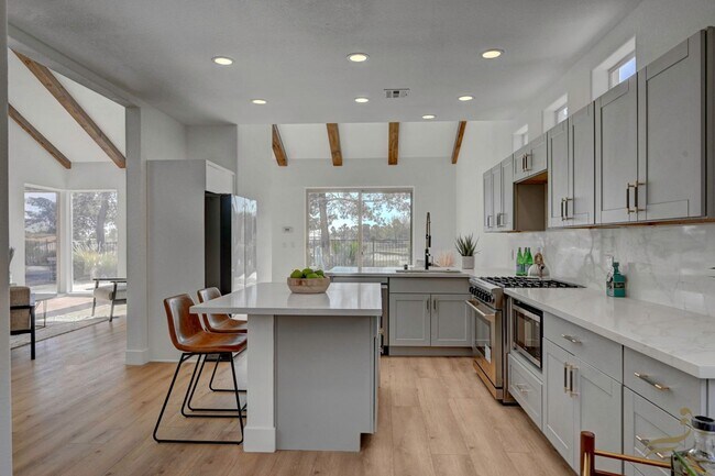 Building Photo - 3 Bedroom, 2.5 Bath Golf Course Home in Guard-Gated Canyon Gate
