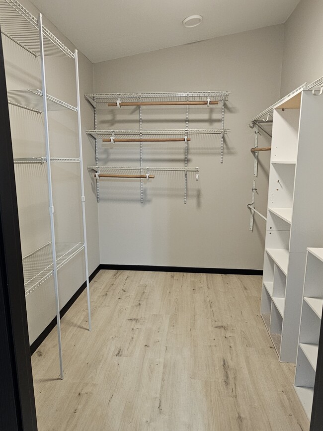 Master walk-in closet - 10100 Oakland Rd