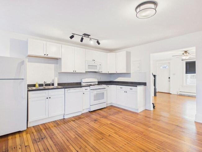 Building Photo - Adorable Single Family on Penn St