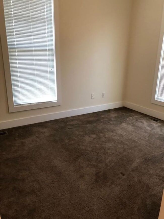 Building Photo - 1 bedroom with den