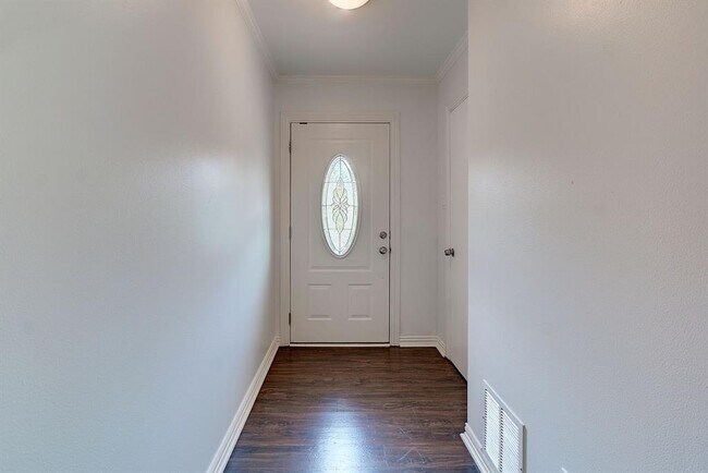 Building Photo - 1304 Loma Dr