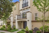 Building Photo - Gorgeous 2 Bed, 2.5 Bath Townhome in Exclusive Reflection Community!