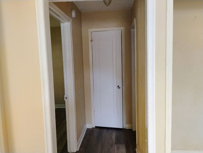 Building Photo - 3 bed 2 Bath Home Super Large Back Yard