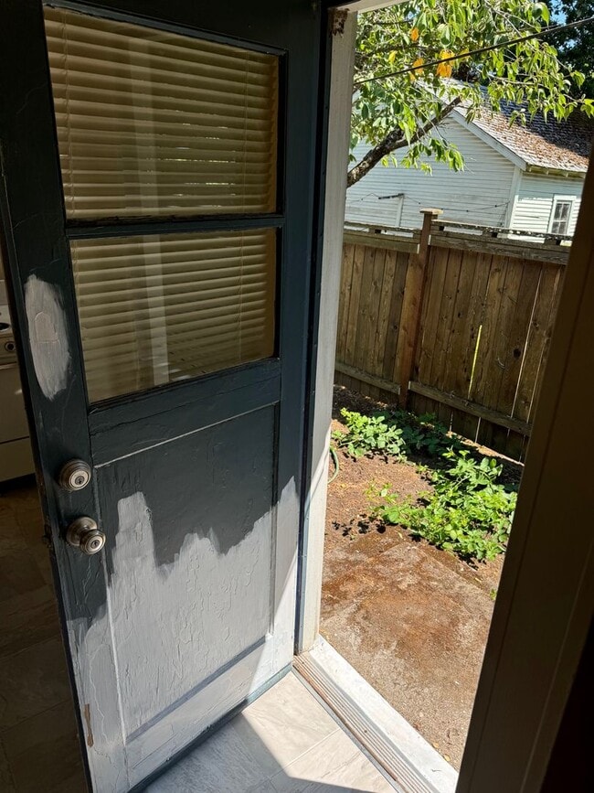 Building Photo - Studio in Eugene