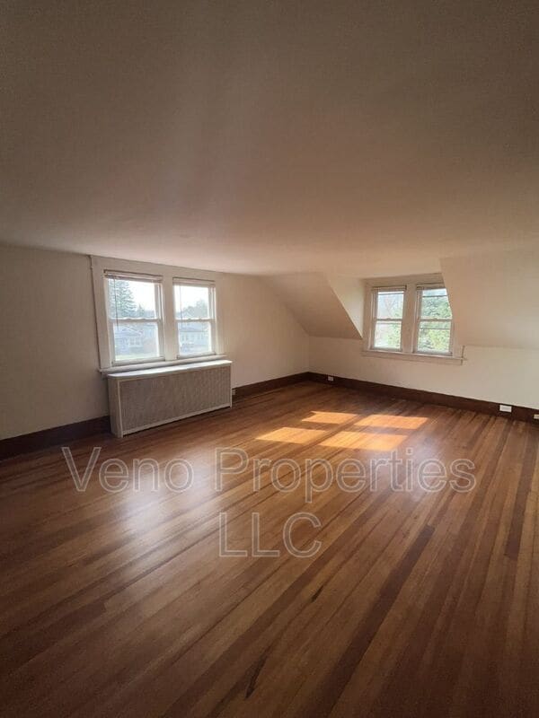 Building Photo - 32 Russell Rd