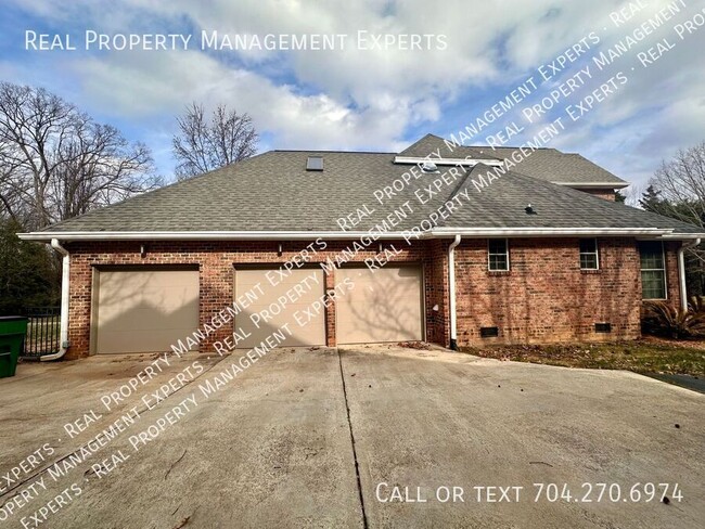 Building Photo - Charming 4BR/2.5BA home in Charlotte!