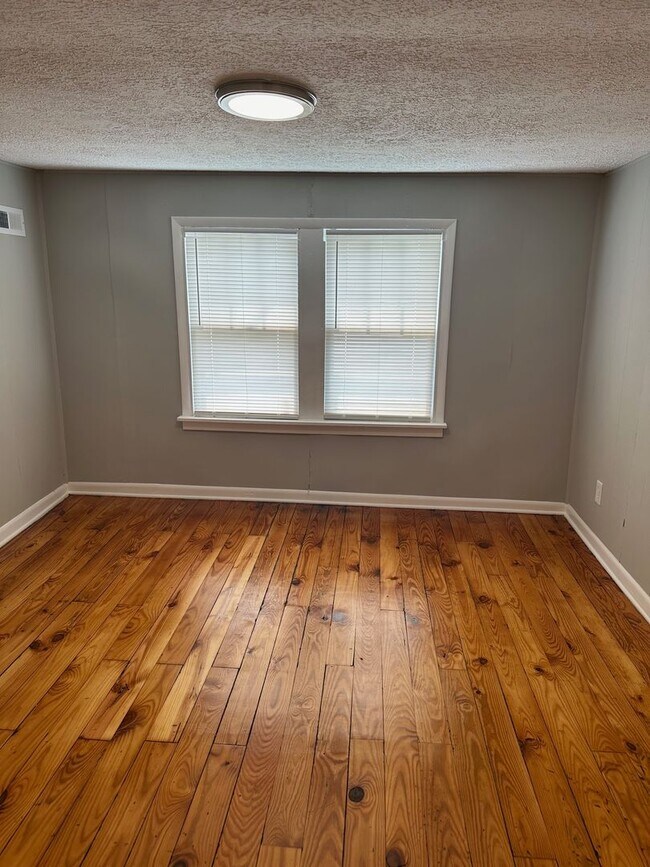 Building Photo - Available NOW! Adorable 4 Bed, 2 Bath Home for $2,600./month