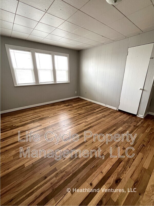 Building Photo - 549 32nd St SE