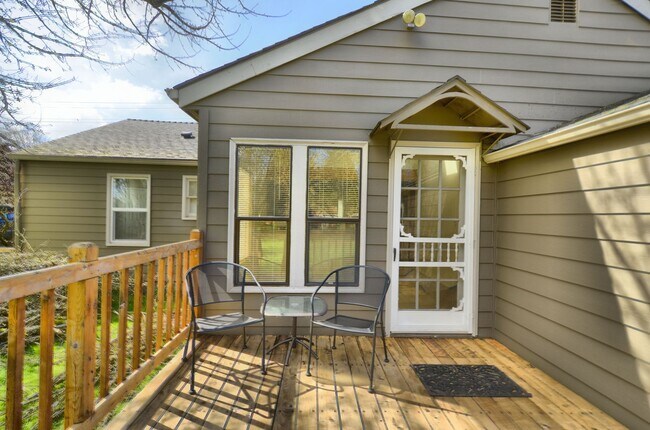 Building Photo - Live Comfortably in this conveniently located 3-Bedroom Home!