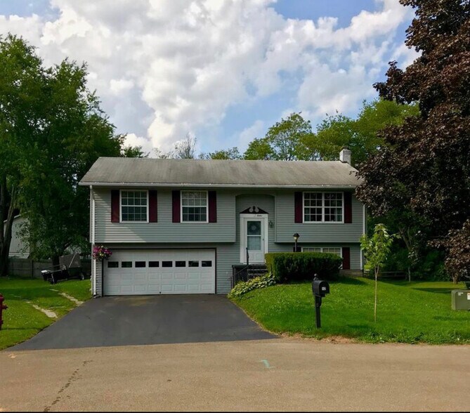 Primary Photo - 12 Cherry Cir