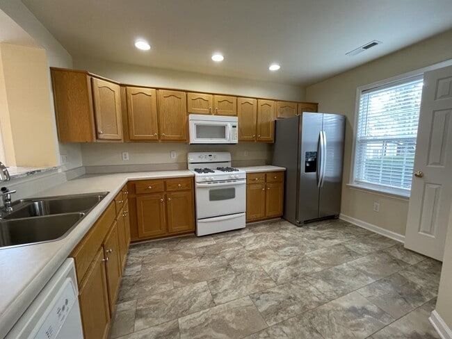 Building Photo - 1050 Somer Chase Ct