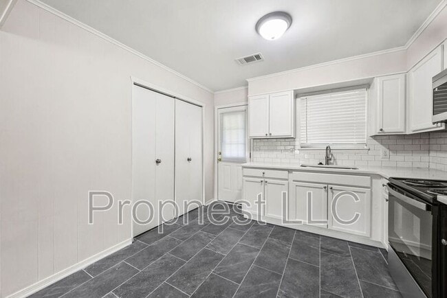 Building Photo - 2032 N Gregg Ave