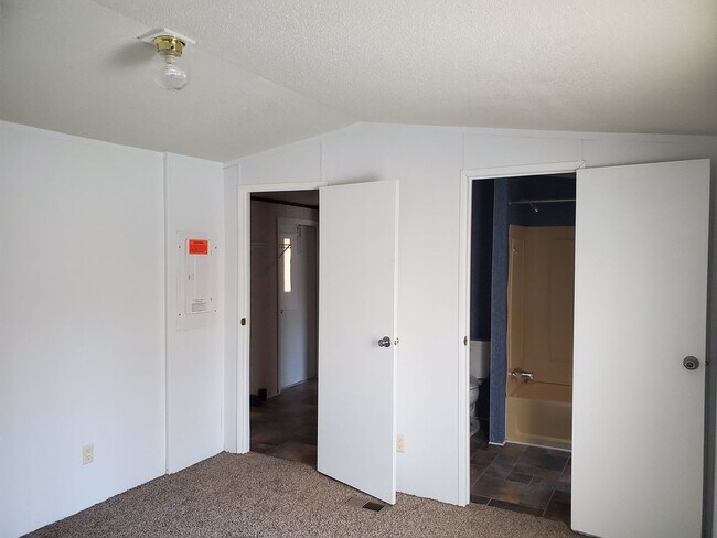 Building Photo - Ready to Move in